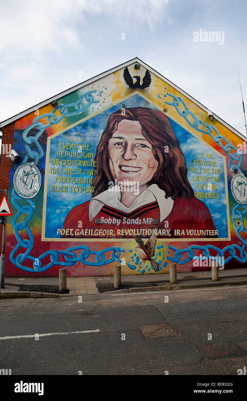 In Irlanda del Nord, Belfast, West, Falls Road, murale di Bobby Sands sul frontone del Sinn Fein sede Foto Stock