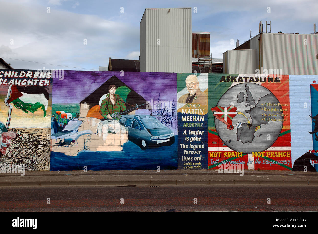 In Irlanda del Nord, Belfast, West, Falls Road, politico murales dipinti sulle pareti della parte inferiore della Falls Road Foto Stock