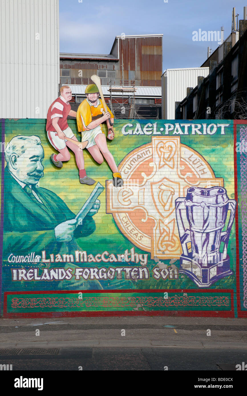 In Irlanda del Nord, Belfast, West, Falls Road, politico murales dipinti sulle pareti della parte inferiore della Falls Road Foto Stock