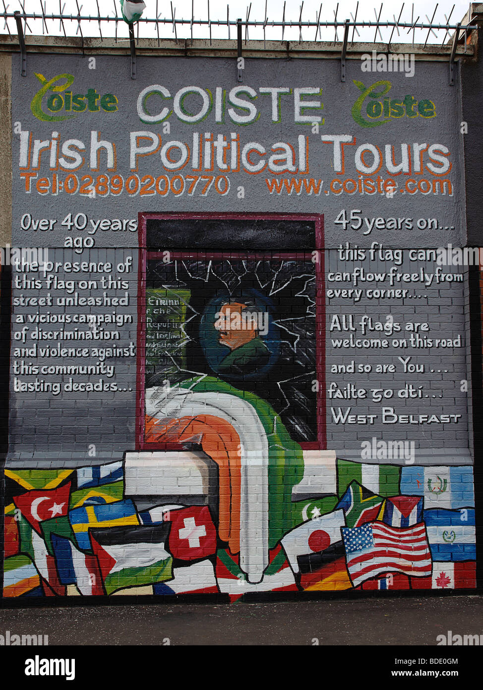 In Irlanda del Nord, Belfast, West, Falls Road, politico murales dipinti sulle pareti delle Cascate Inferiori area stradale. Foto Stock