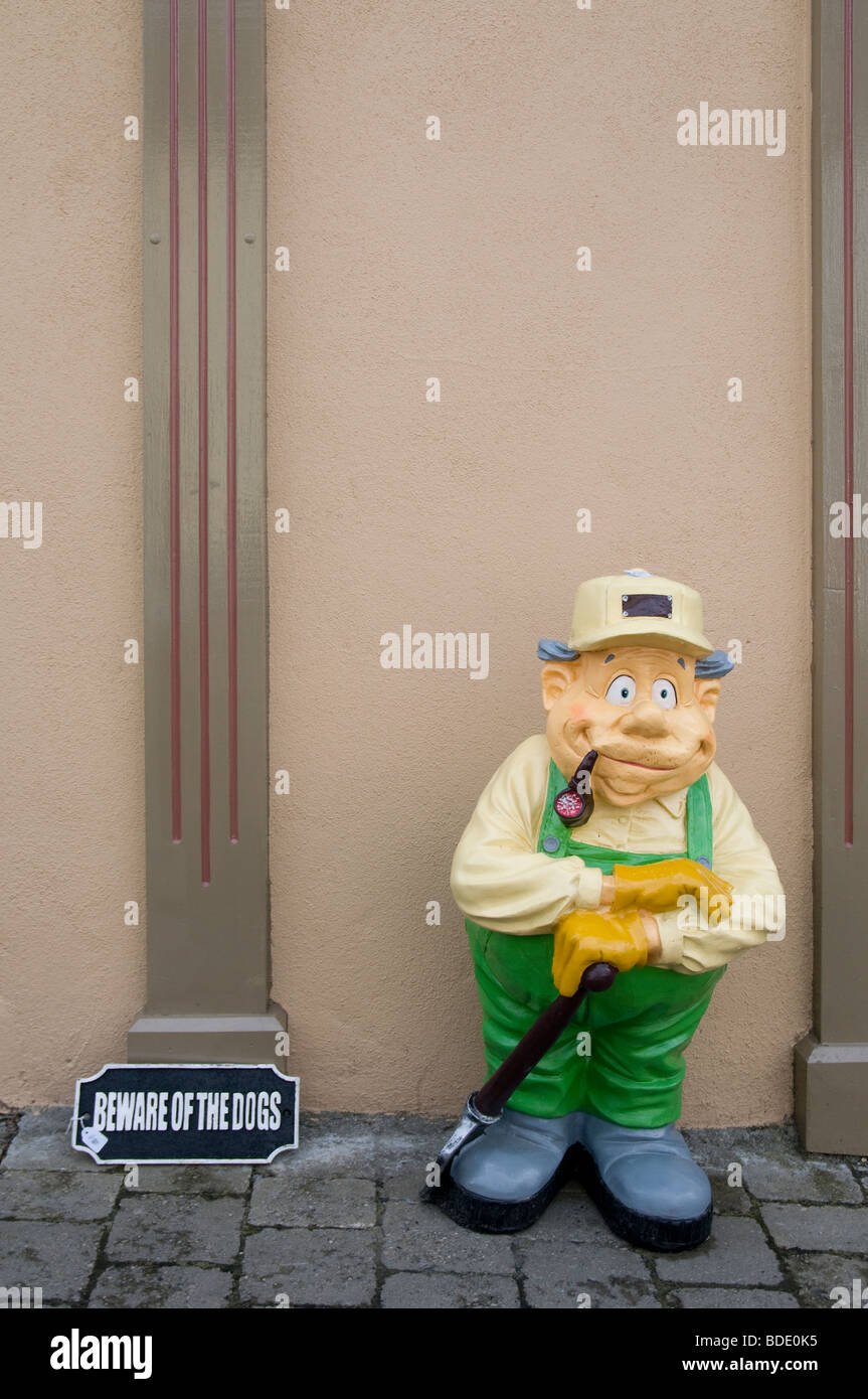 Un tipo di leprechaun figurina in vendita al di fuori di un turista souvenir shop nel villaggio di Louisburgh, County Mayo, Irlanda Foto Stock