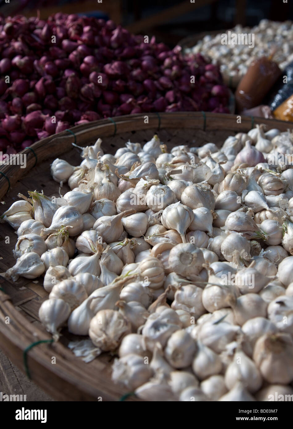 Bulbi di aglio in un mercato. Foto Stock