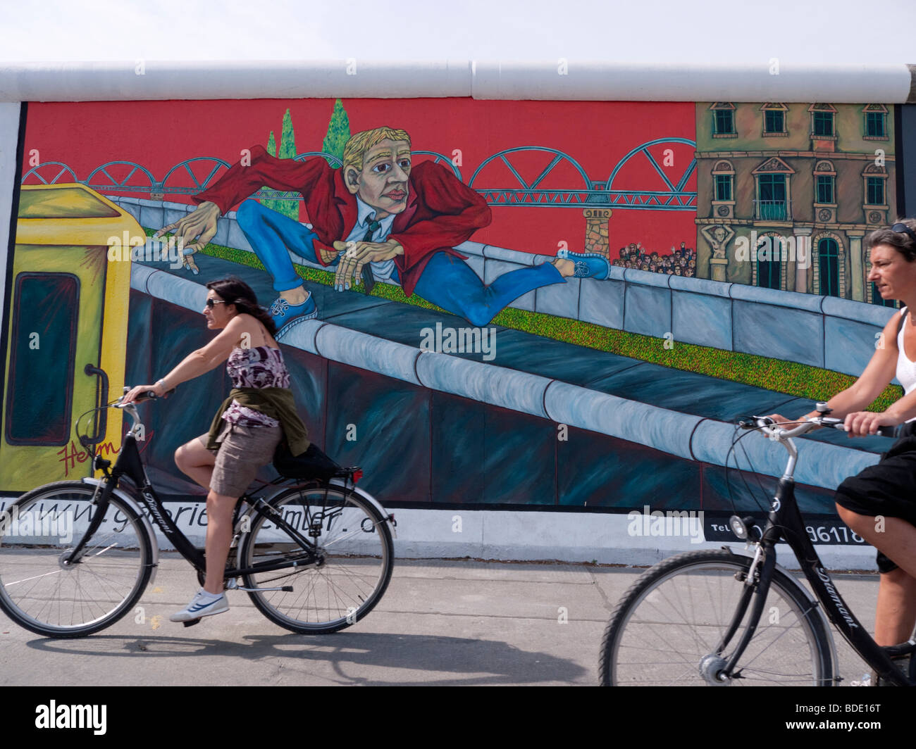 Recentemente ridipinto murale sulla parete di Berlino a East Side Gallery di Berlino Germania Foto Stock