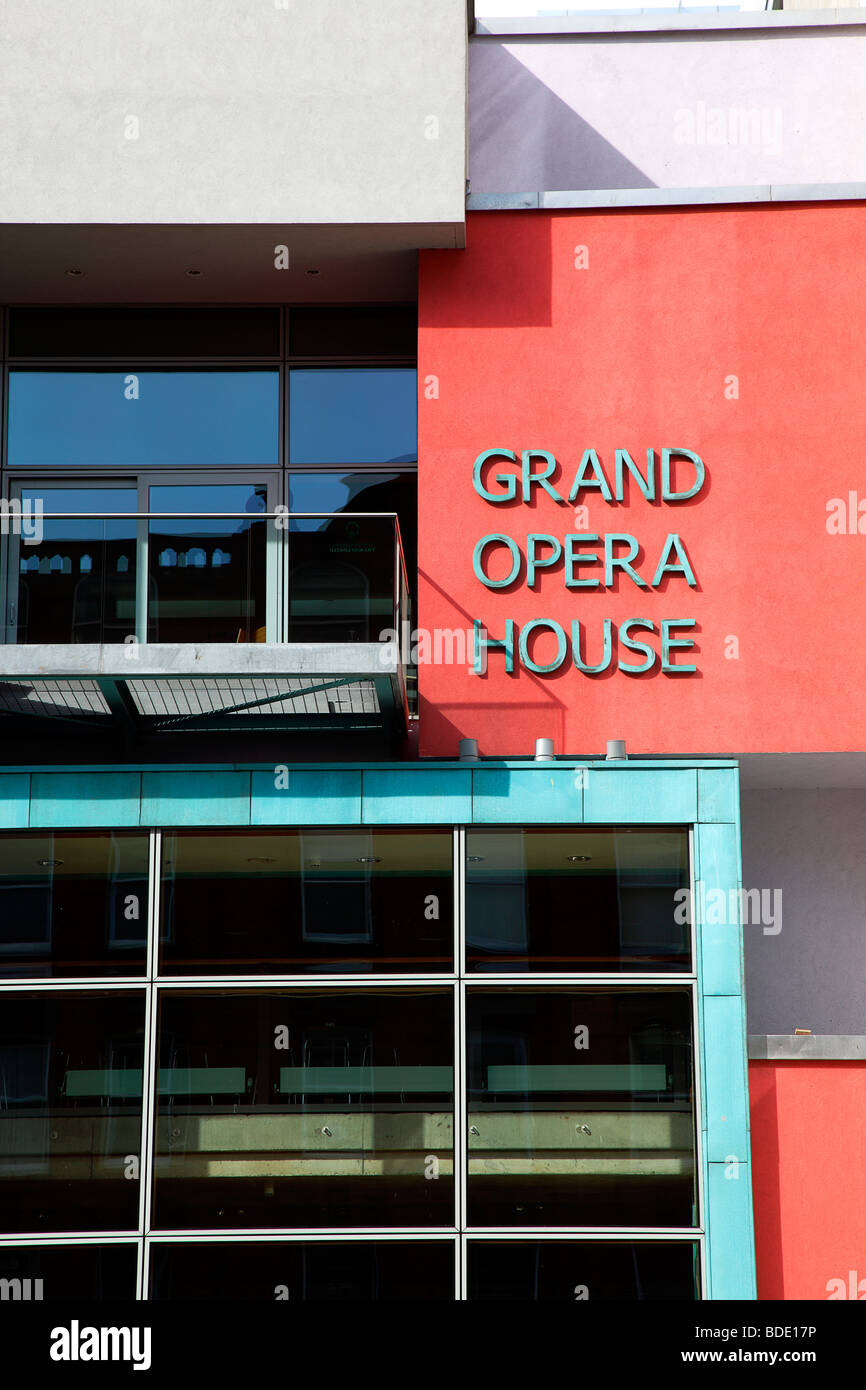 In Irlanda del Nord, Belfast, Great Victoria Street, dettagli esterni del Grand Opera House moderna estensione. Foto Stock