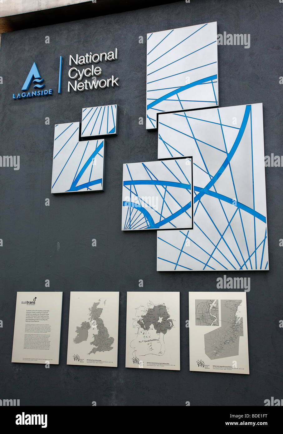 In Irlanda del Nord, Belfast, Donegall Quay, Laganside ciclo nazionale Network sign con mappe. Foto Stock