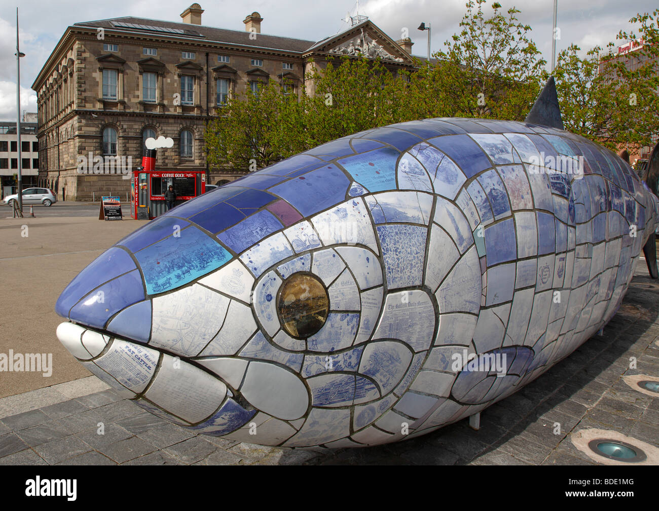 In Irlanda del Nord, Belfast, Donegall Quay, la grande scultura di pesce da John gentilezza. Foto Stock