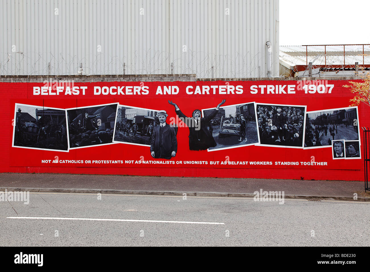 In Irlanda del Nord, Belfast, Falls Road, murale commemorativo del 1907 Dockers e carradori sciopero Foto Stock