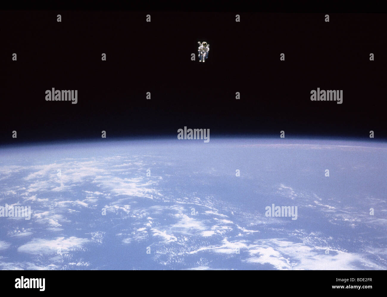 Astronauta fluttuante nello spazio. Astronauta. Il cap. Bruce McCandless in untethered presidiato di manovra (MMU). Foto Stock