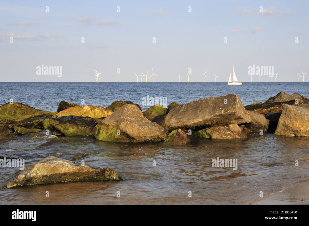 Norfolk offshore wind farm e la barca a vela, UK. Foto Stock