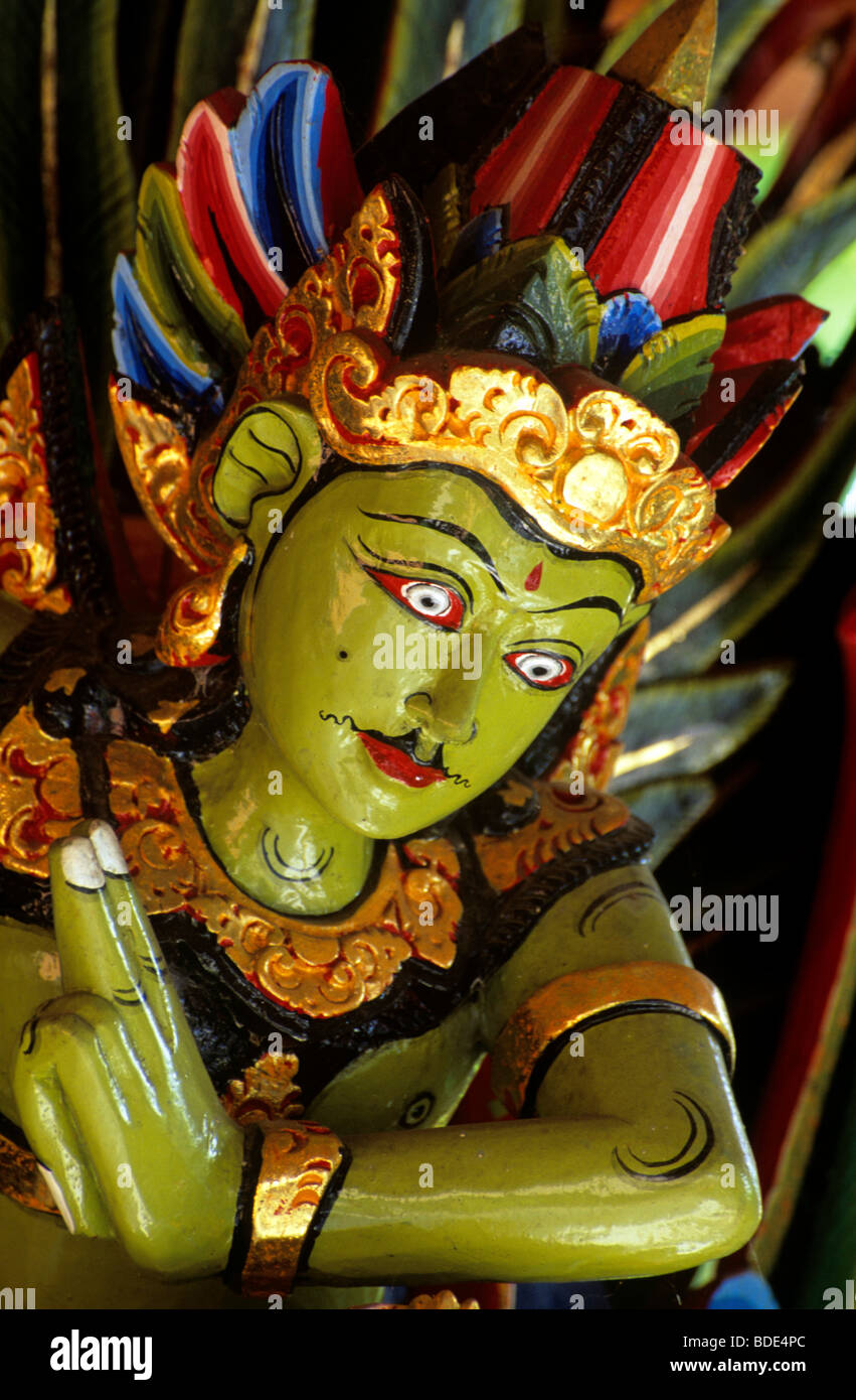 Un dipinto in maniera colorata in legno Balinesi carving, Kemenuh, Bali, Indonesia. Foto Stock