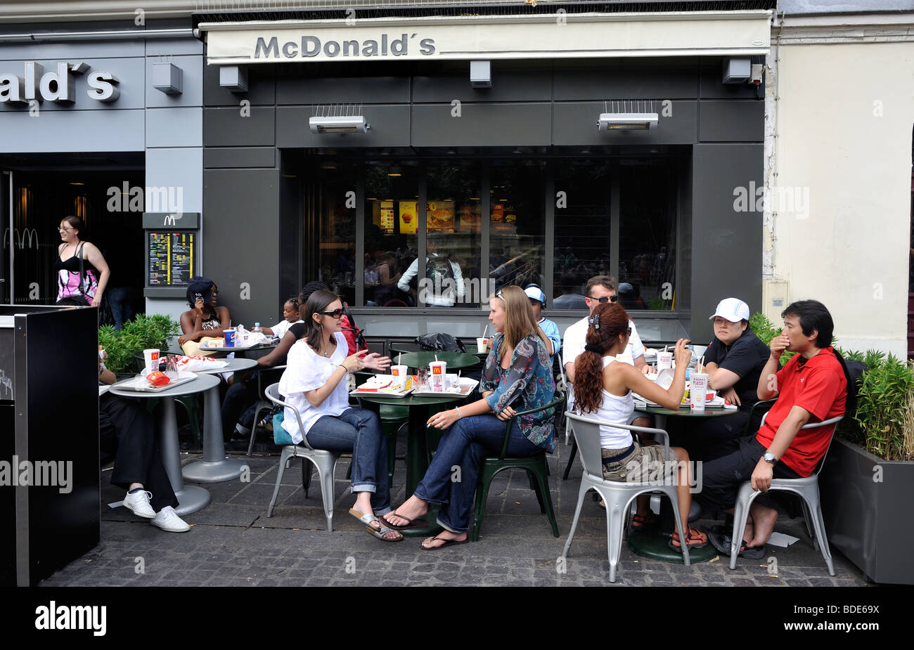 Parigi, Francia, McDonald's Restaurant, adolescenti, persone che condividono i pasti sulla terrazza a Les Halles, all'aperto, fast food, ragazzi che parlano, MacDonalds francia Foto Stock