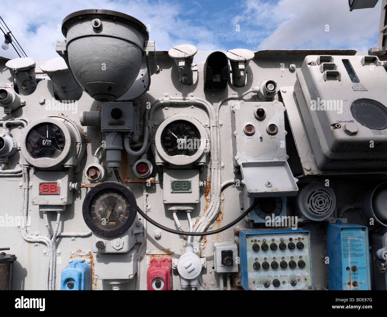 Dettaglio del quadrante di comando sul ponte del destroyer Smaland al Museo Marittimo di Göteborg in Svezia Foto Stock