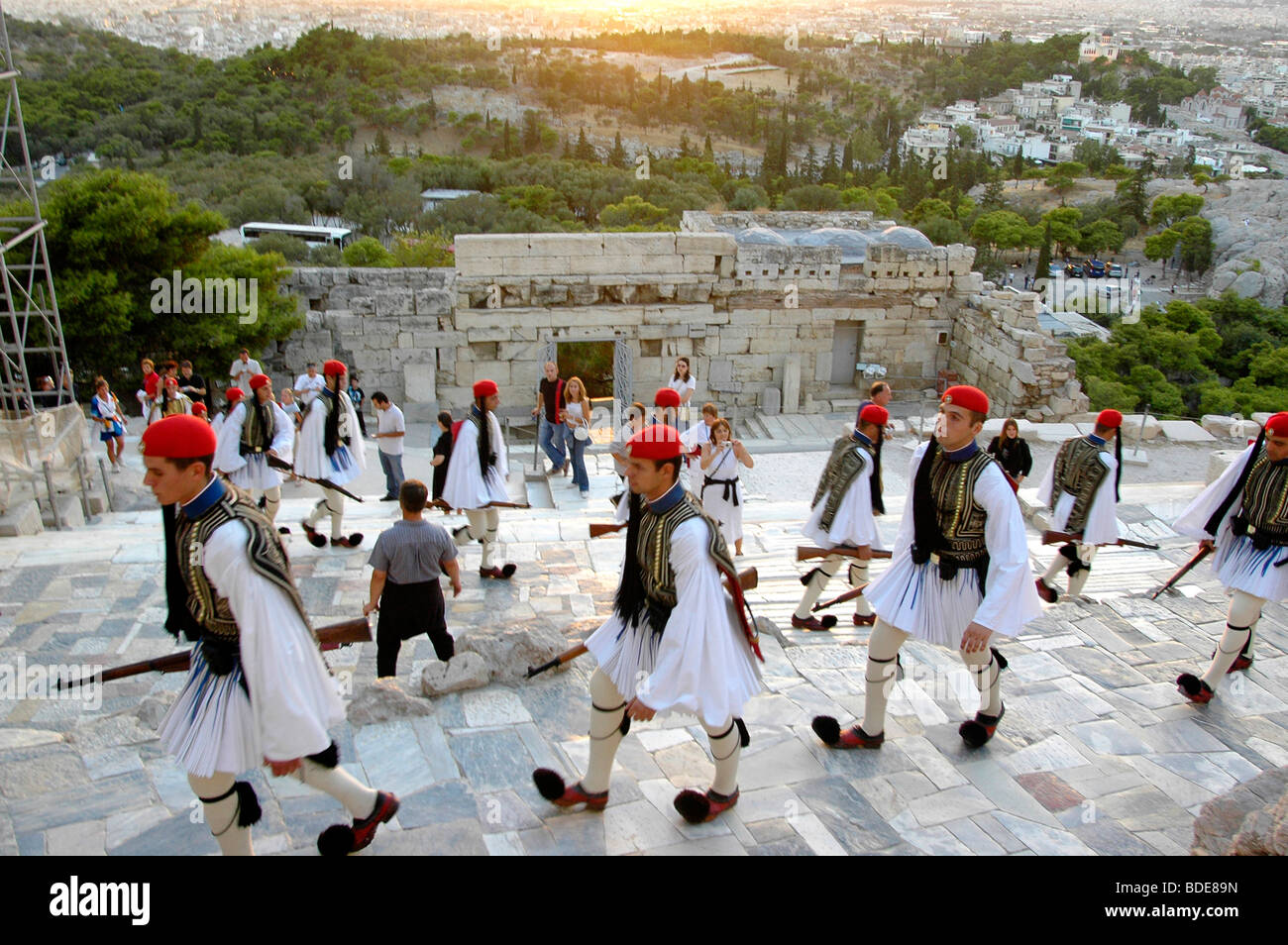 Evzonoi, greco guardie presidenziali, passeggiate alla sommità dell'acropoli appena prima del tramonto, per ammainare la bandiera. Foto Stock