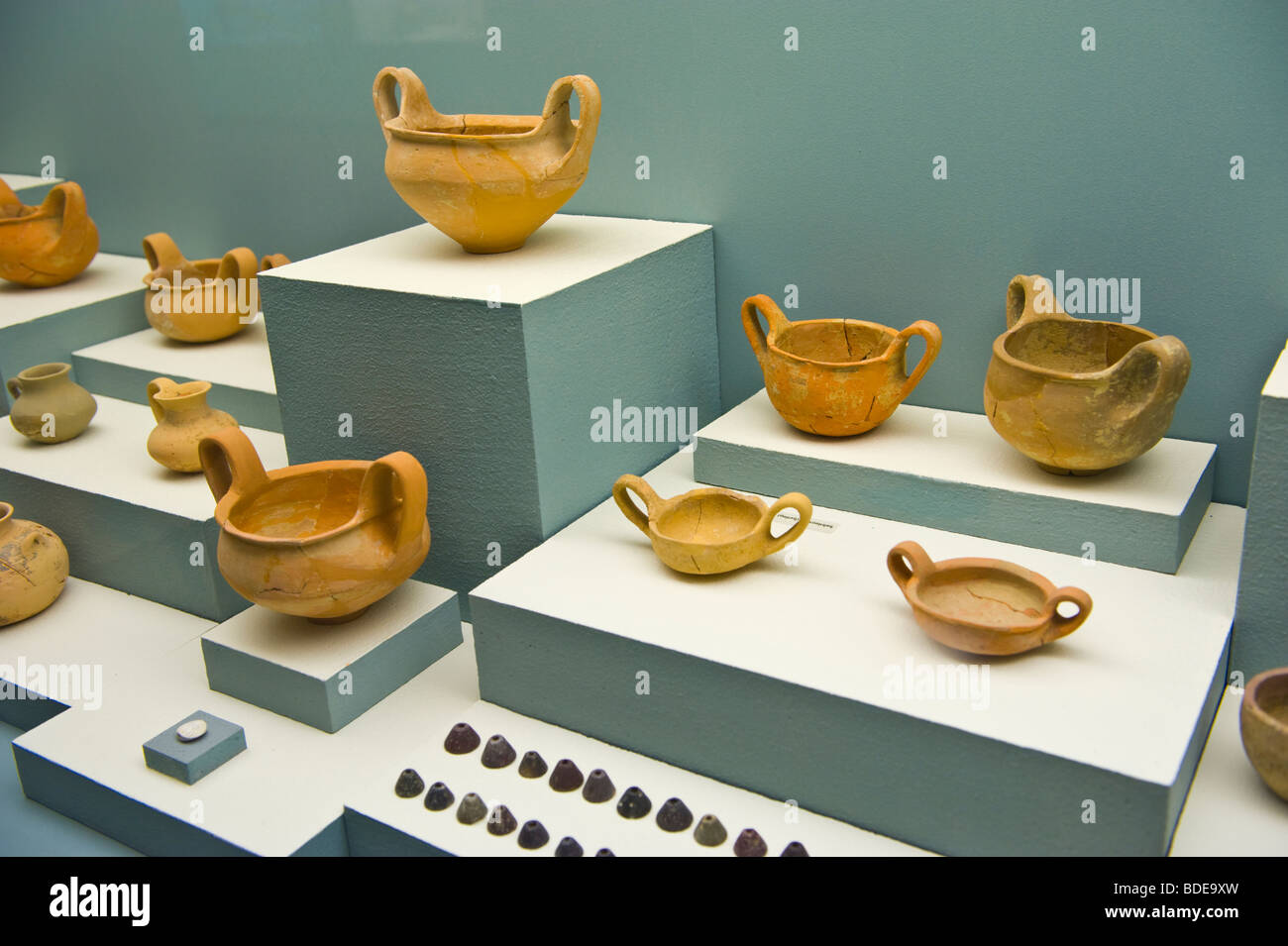 Vetrina con antiche ceramiche nel Museo Archeologico di Argostoli sull'isola greca di Cefalonia Grecia GR Foto Stock