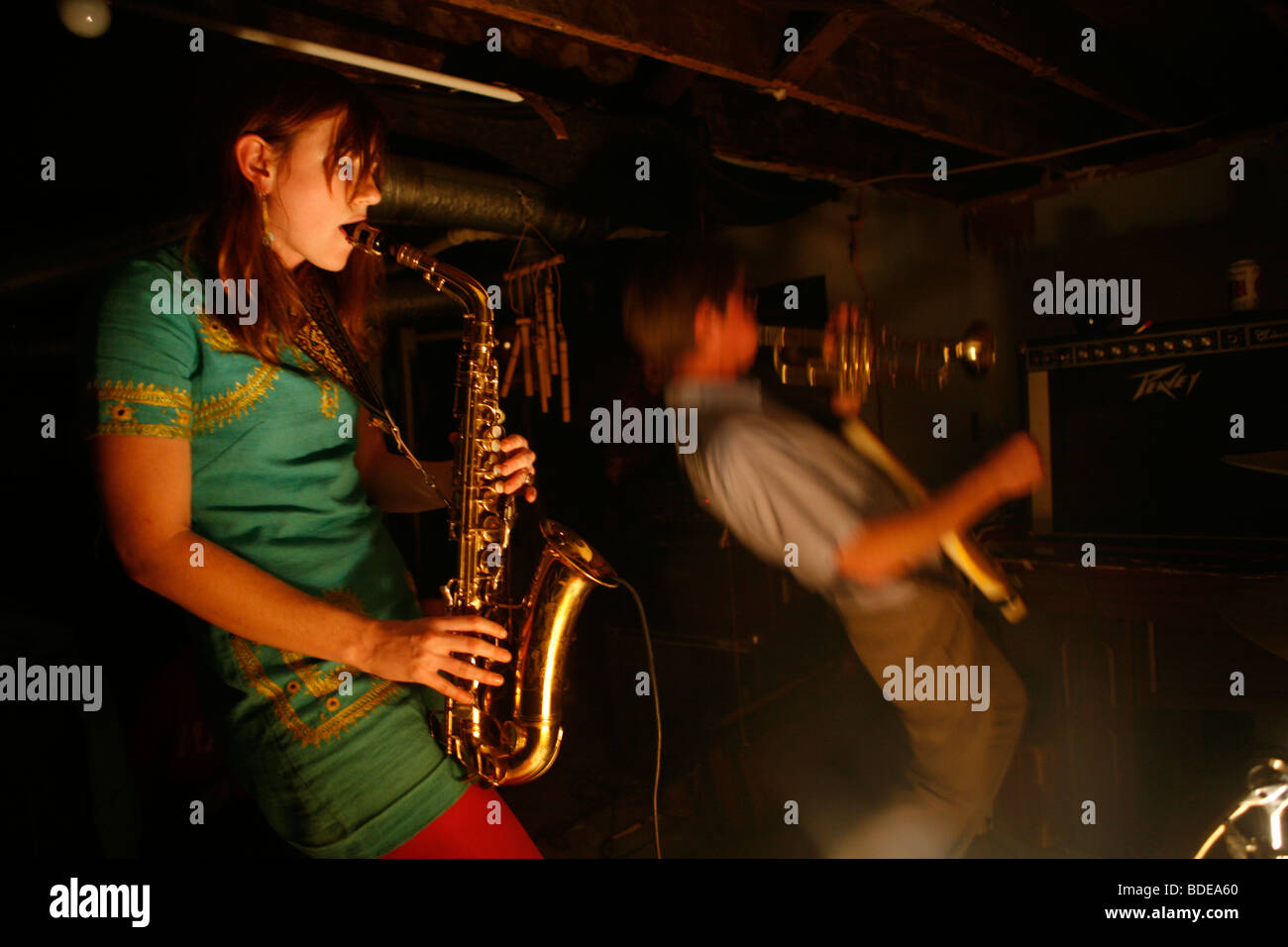 Clare Hubbard e Justin Rhody eseguire come il free-jazz band punk DBH Foto Stock