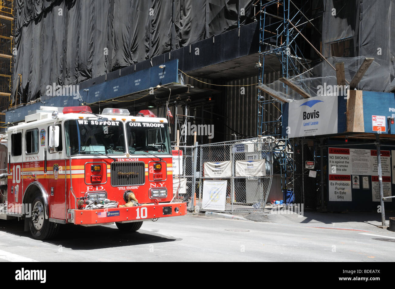 Un motore fire parcheggiato a Deutsche Bank, parte del sito del World Trade Center di Manhattan. Deutsche Bank sta per essere demolita. Foto Stock