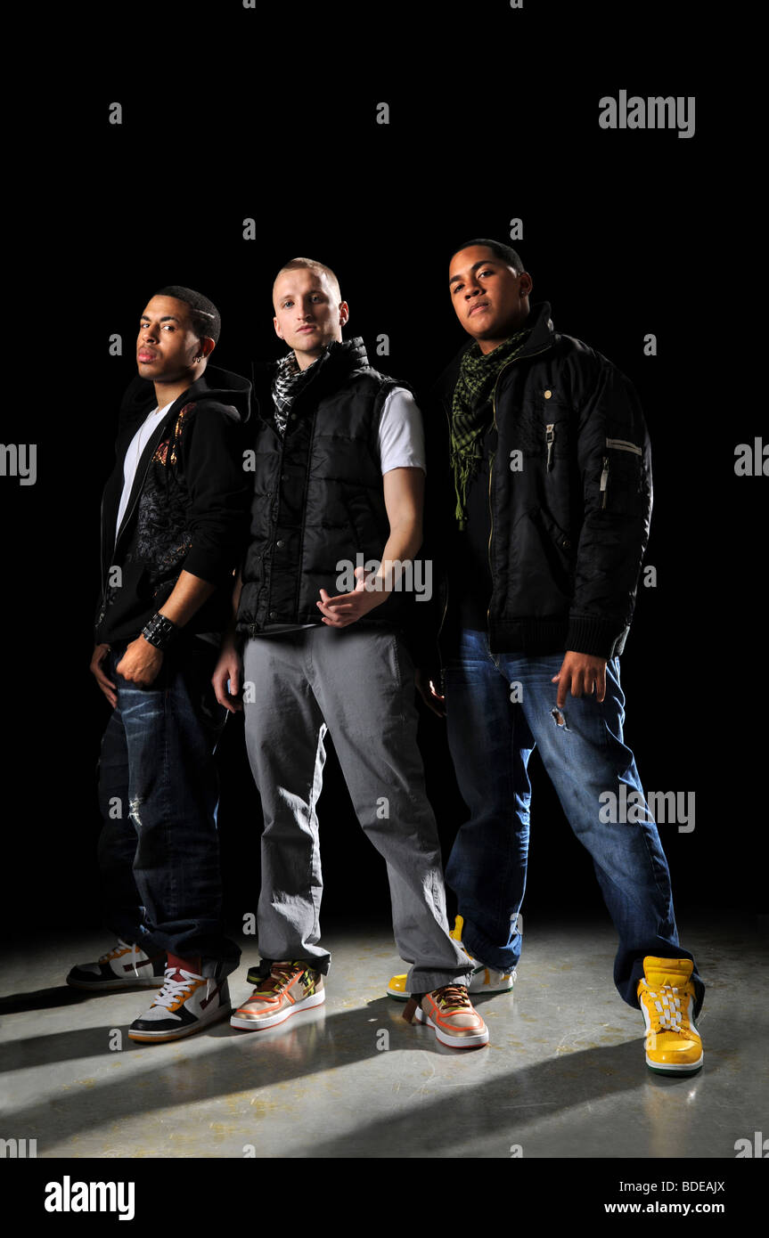 Hip Hop ballerini che posano su uno sfondo scuro Foto Stock
