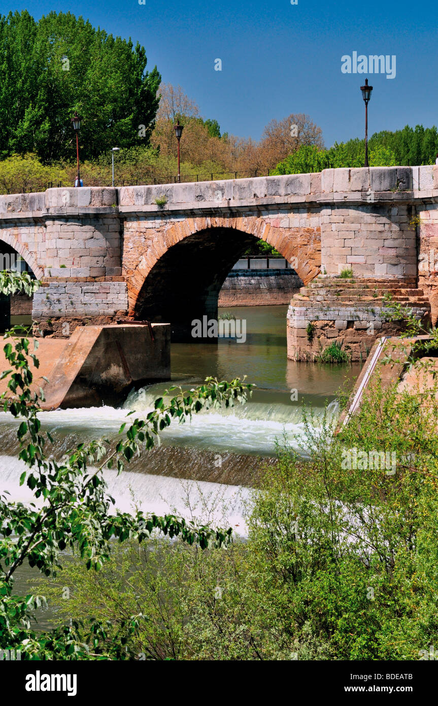 Spagna, San Giacomo modo: Puente San Marcos in Leon Foto Stock