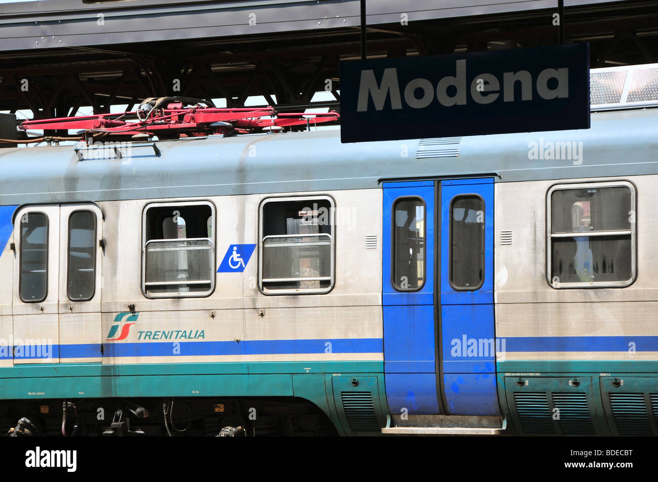 Ferrovie italiane treno locale - "Trenitalia" - presso la stazione di Modena, Italia Foto Stock