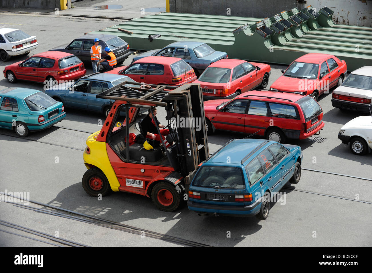 Germania Amburgo , il caricamento di auto usate per esportazione in africa  Cotonou Benin a bordo di