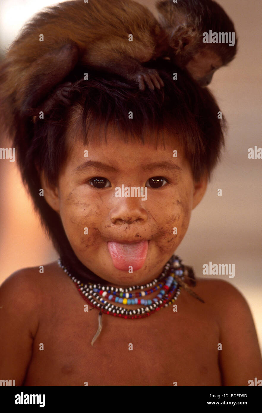 Gli Arara indigeni. Bambino con la scimmia. La foresta pluviale amazzonica del Brasile. Chiudere il rapporto con la fauna selvatica. Foto Stock