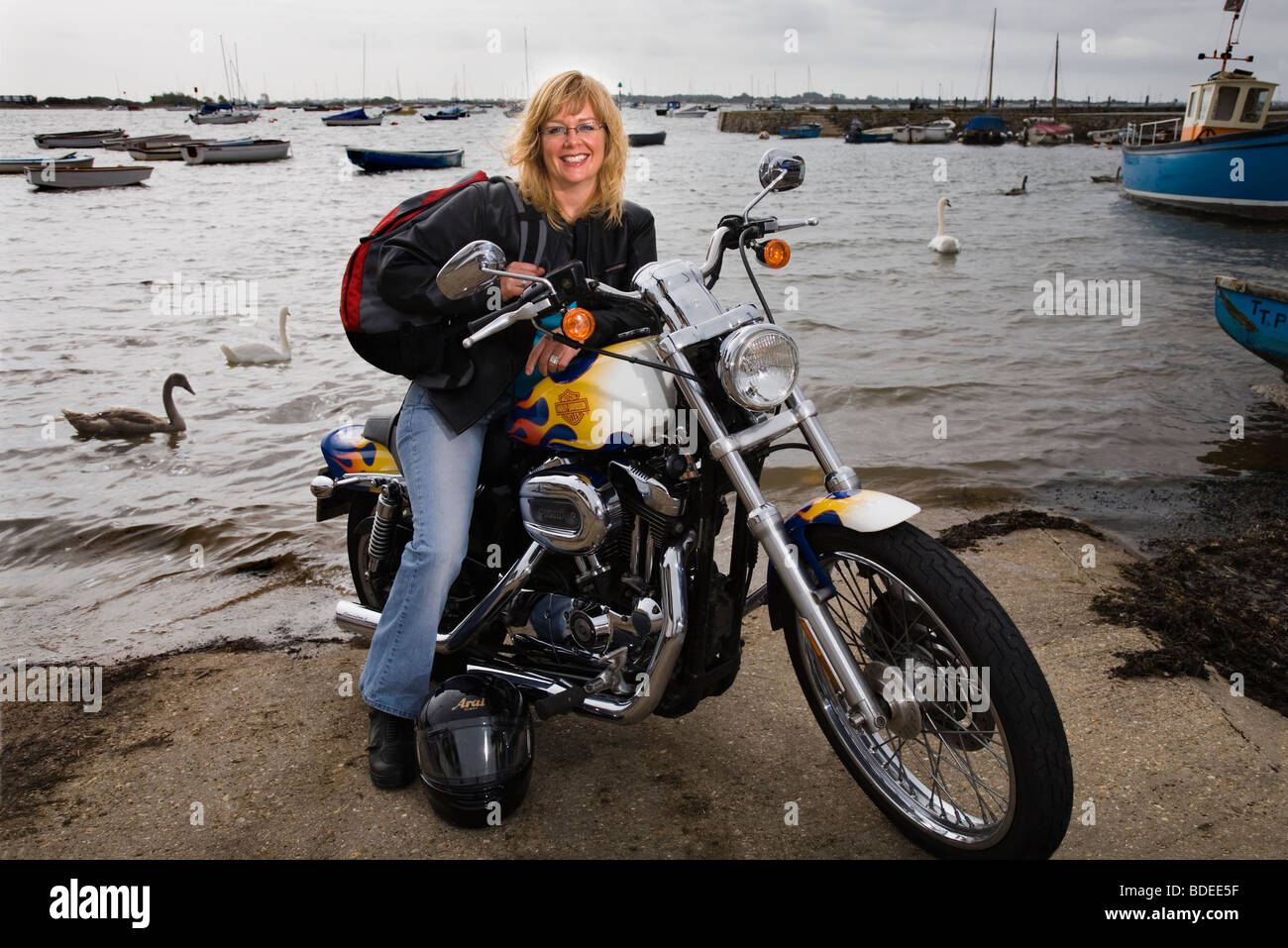 Donna motociclista con la sua Harley Davidson Moto Foto Stock