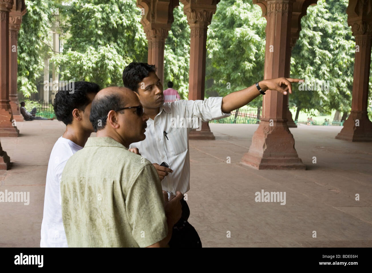 Guida del tour e turisti indiano nel Diwan io sono: Sala del Pubblico - all'interno della Red Fort. Red Fort di Delhi. India Foto Stock