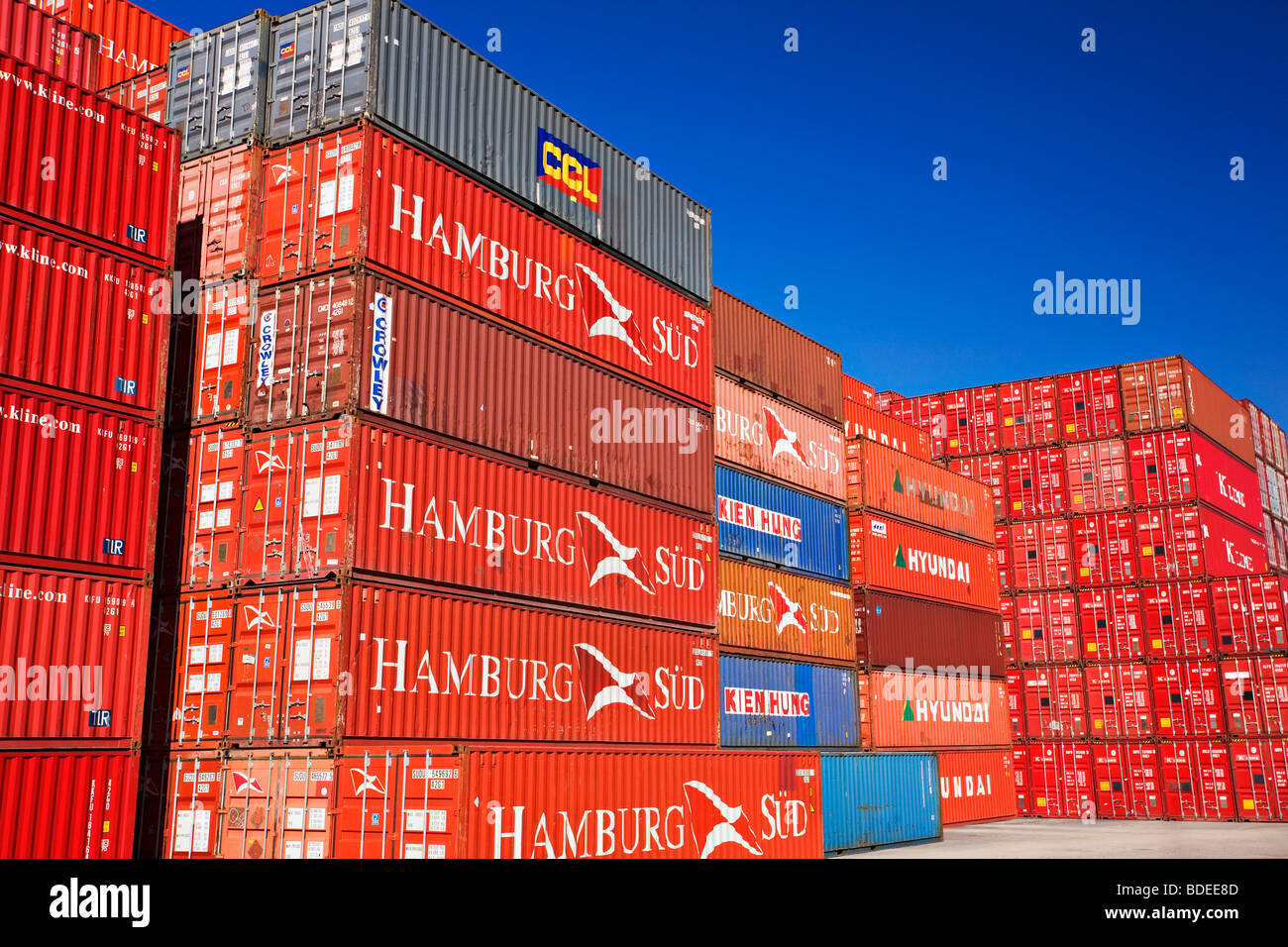 Industria di spedizione / Spedizione contenitori impilati in un porto container terminal.Il "Porto di Melbourne' Victoria Australia. Foto Stock
