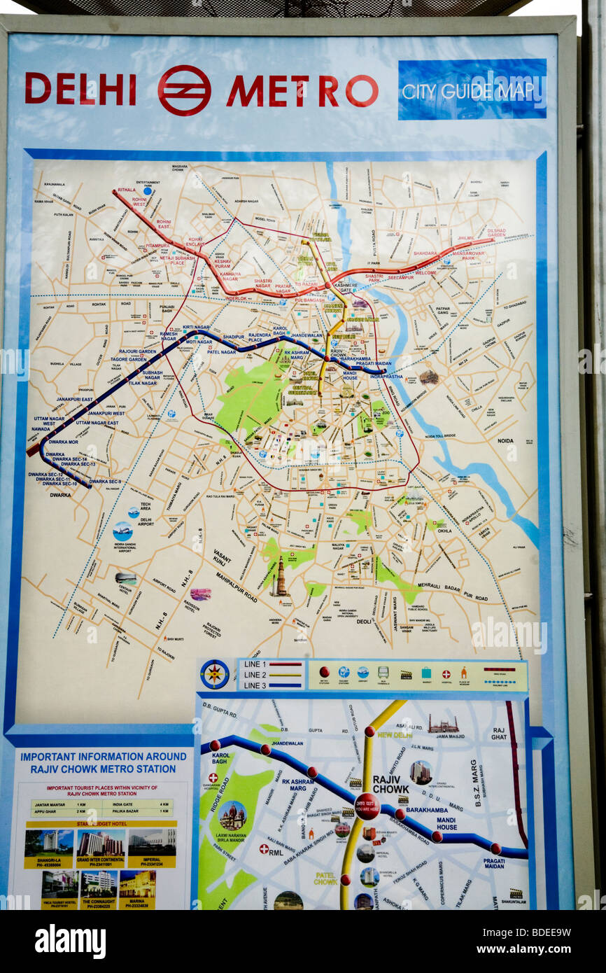 Un percorso di informazioni mappa della metropolitana di Delhi sistema sul display esterno Rajiv Chowk stazione. Delhi, India. Foto Stock