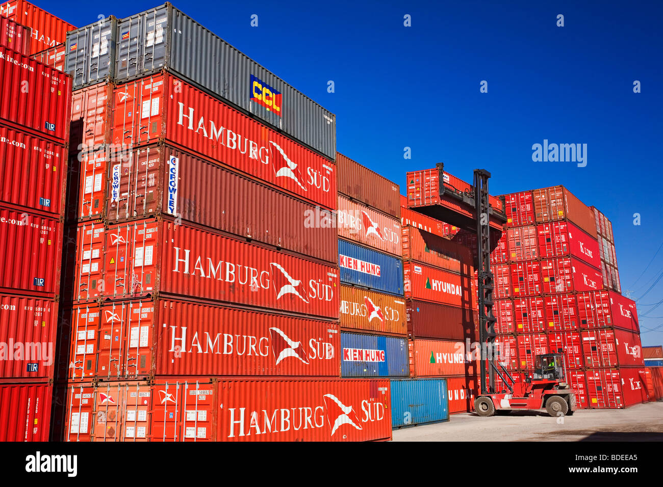 I contenitori di spedizione impilati in un porto terminale per container nel porto di Melbourne' Australia. Foto Stock