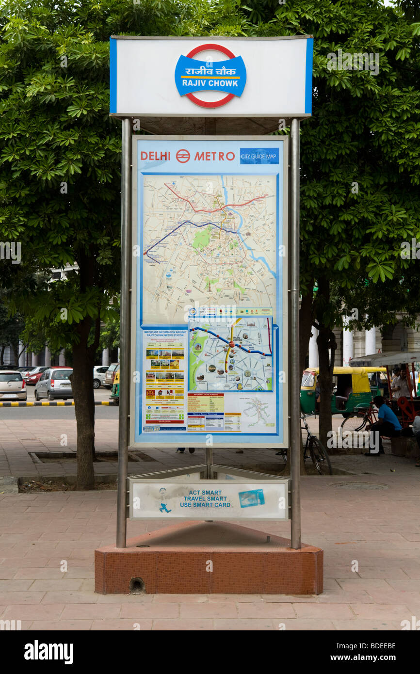 Un percorso di informazioni mappa della metropolitana di Delhi sistema sul display esterno Rajiv Chowk stazione. Delhi, India. Foto Stock