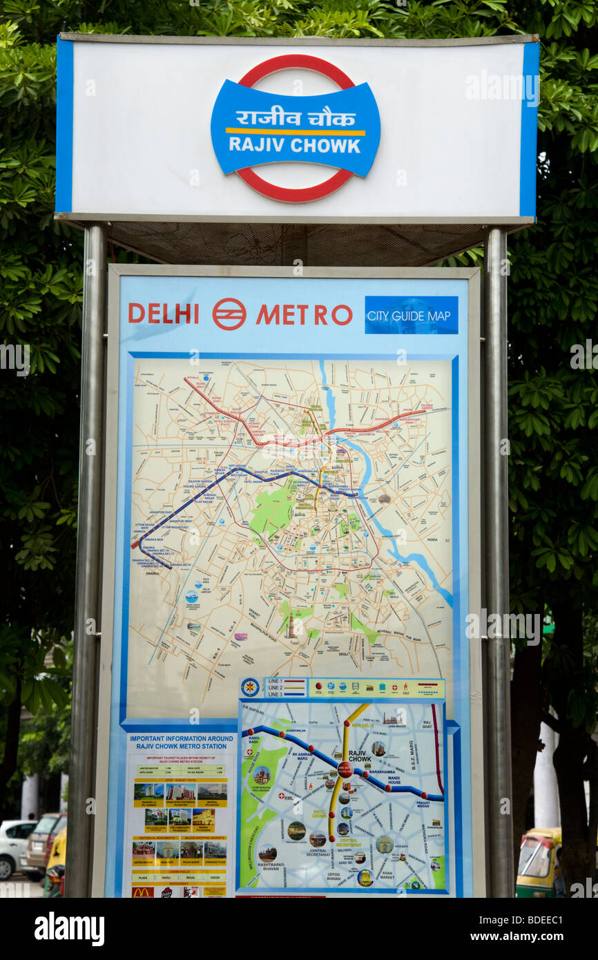 Un percorso di informazioni mappa della metropolitana di Delhi sistema sul display esterno Rajiv Chowk stazione. Delhi, India. Foto Stock