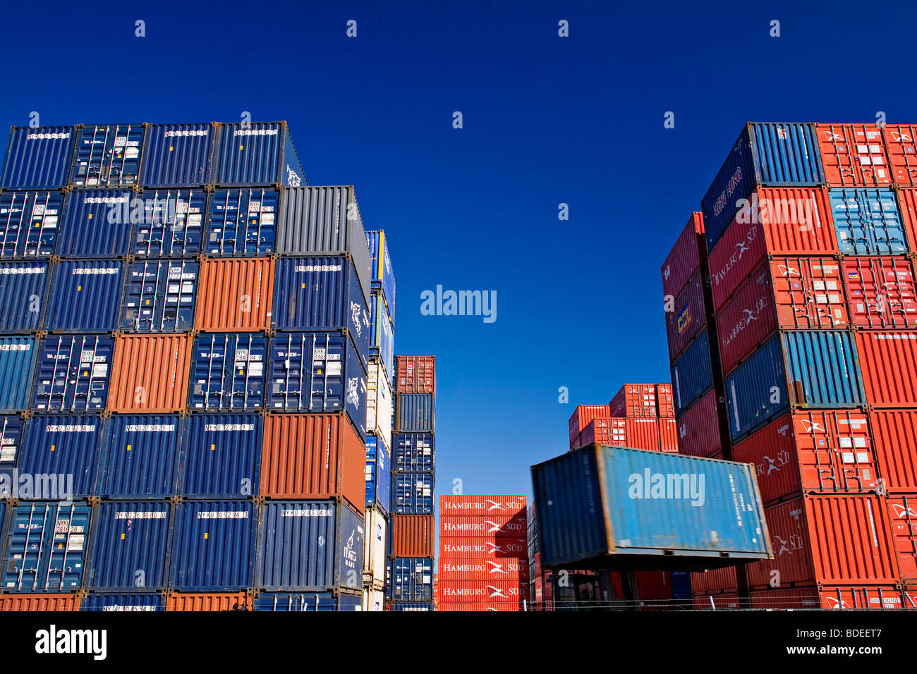 Industria di spedizione / Spedizione contenitori impilati in un porto container terminal.Il "Porto di Melbourne' Victoria Australia. Foto Stock