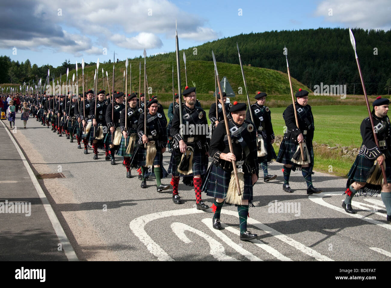 Lonach Scottish montanari _ unico marzo del clansmen intorno Donside superiore, Scotland Regno Unito Foto Stock