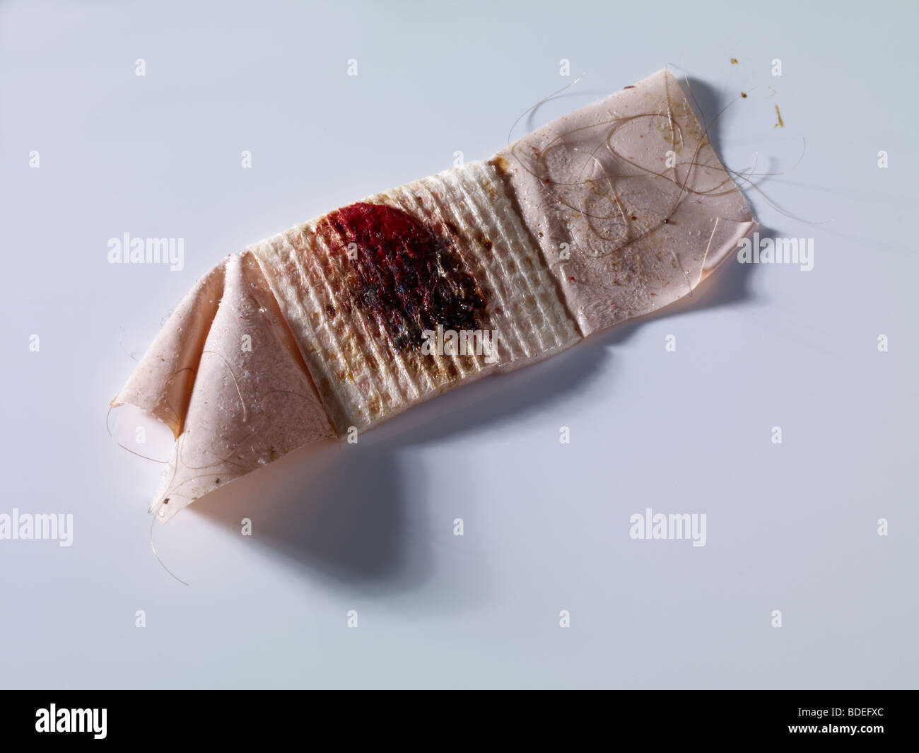 Vecchio insanguinato cerotto o bendaggio adesivo Foto Stock