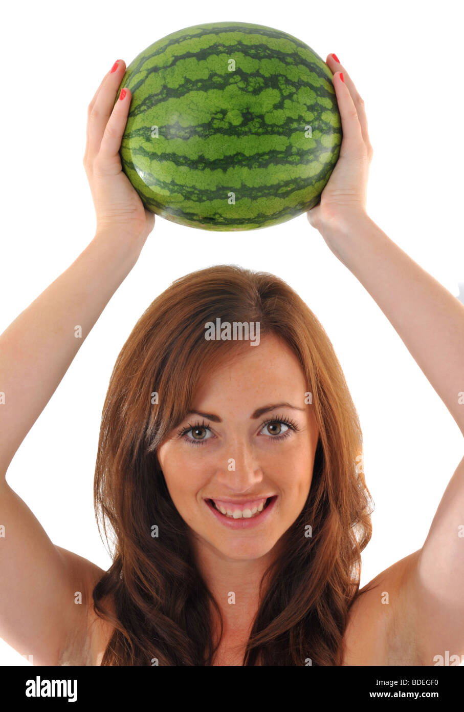Donna che mantiene un "Water melon" sopra la sua testa, melone watermalon Foto Stock