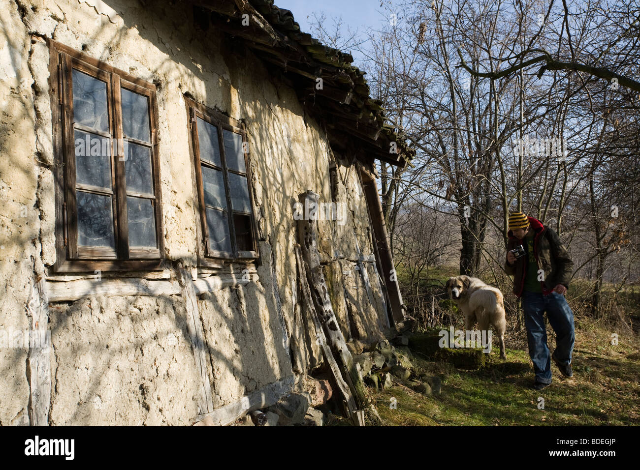 Una vecchia casa decaduto, un fotografo che si guarda intorno, Bulgaria Foto Stock