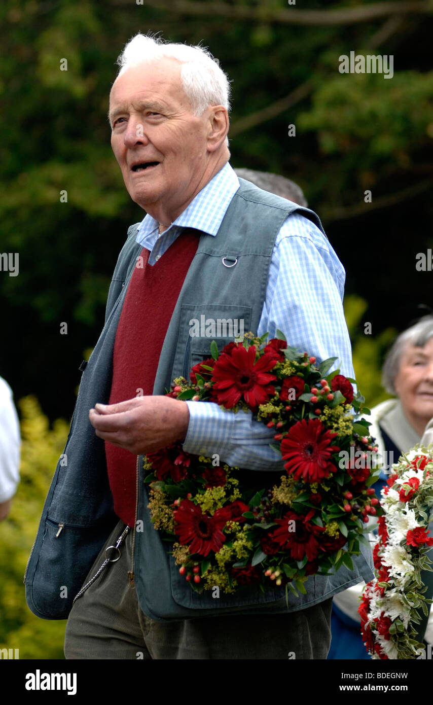 Tony Benn la posa di una corona di fiori su un martire la sua tomba. Martiri Tolpuddle Rally e Festival, Dorset, Gran Bretagna, Regno Unito Foto Stock