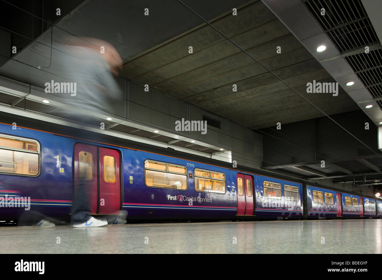 Arrivando in treno, Saint Pancras International Station di Londra, Inghilterra, Regno Unito Foto Stock