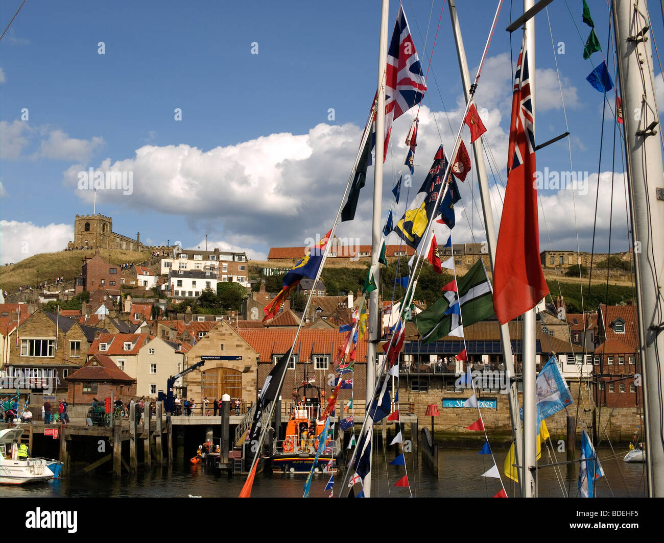 Città di Whitby visto attraverso le bandiere e bunting su yacht in porto per la 169regata annuale Agosto 2009 Foto Stock