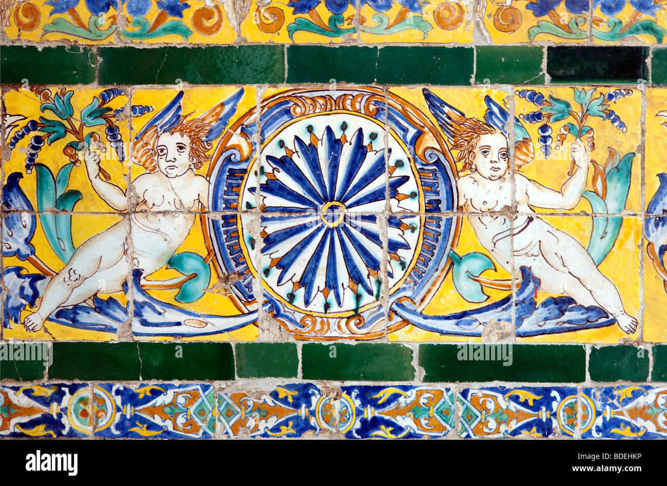 Gli angeli su vetrate antiche piastrelle in ceramica, il Museo di Belle Arti di Siviglia, Spagna Foto Stock