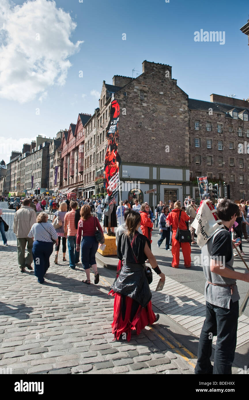 Persone nella Royal Mile di Edimburgo durante il 2009 Edinburgh International Festival Foto Stock