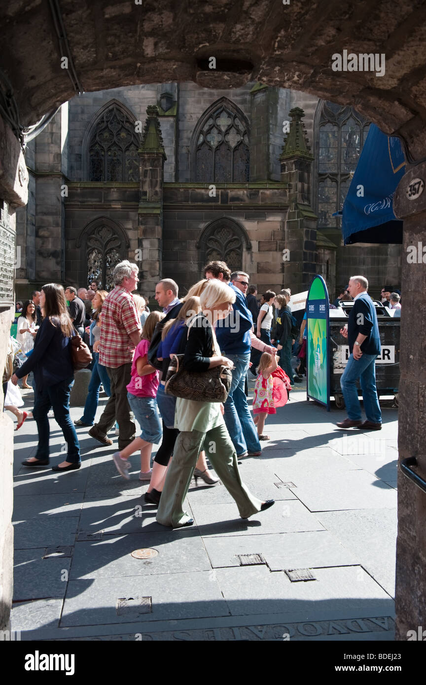 Persone nella Royal Mile di Edimburgo durante il 2009 Edinburgh International Festival Foto Stock