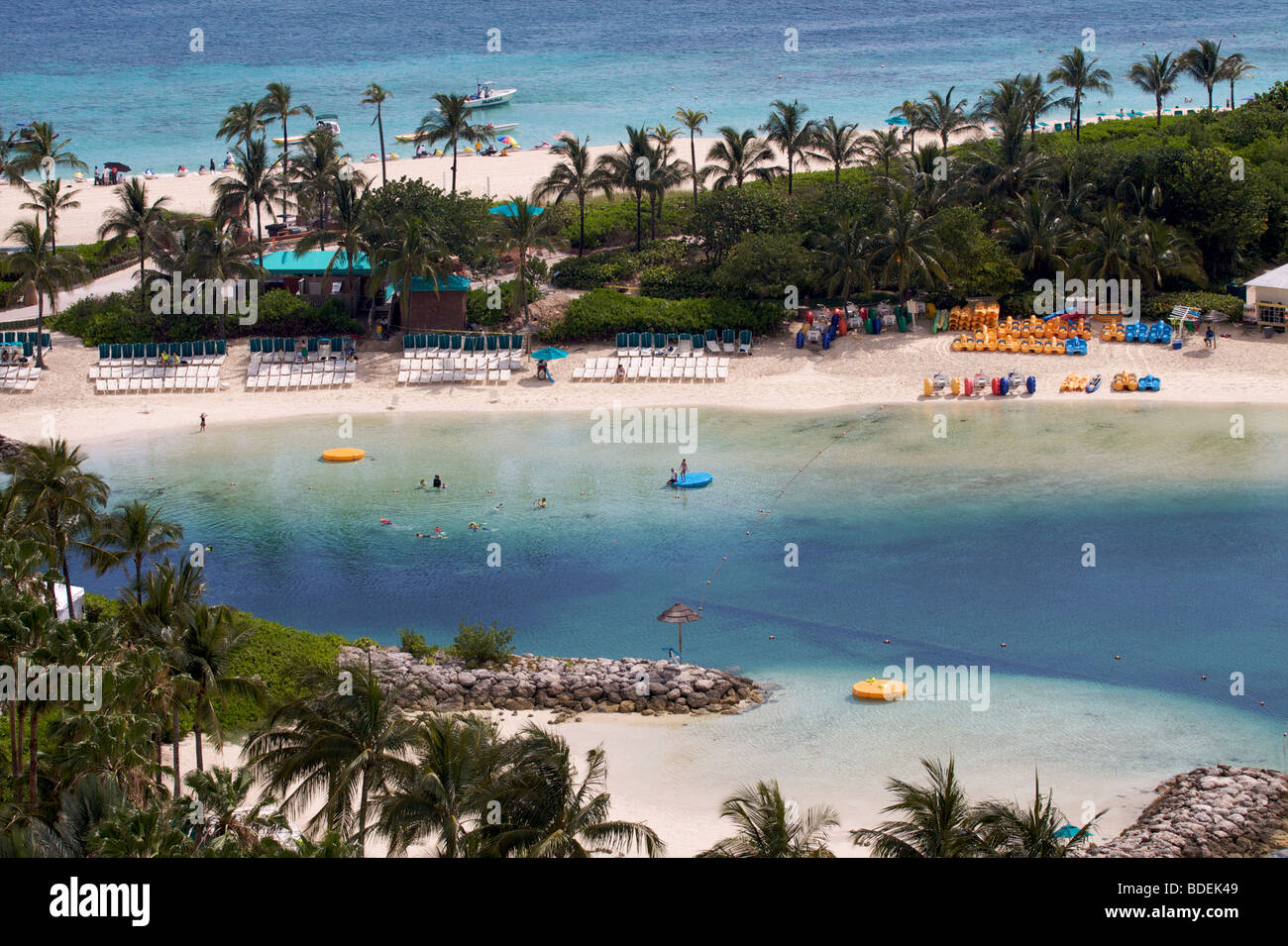 Visite turistiche sulla spiaggia principale del complesso Atlantis Paradise Island Bahamas Foto Stock