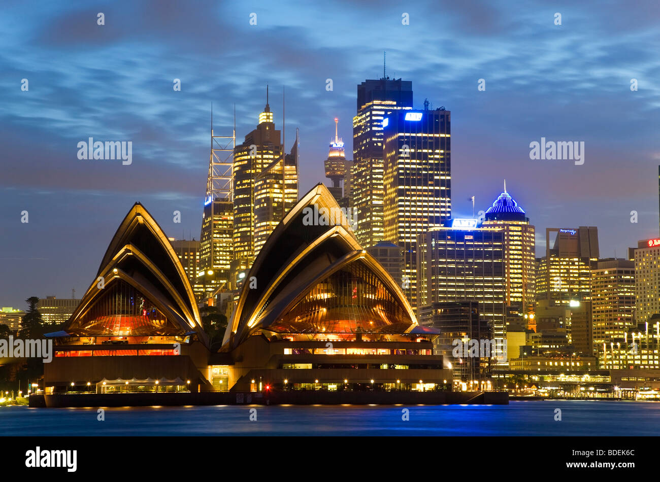 Australia, Sydney, vista sul porto di Sydney a Sydney Opera House & skyline al tramonto Foto Stock