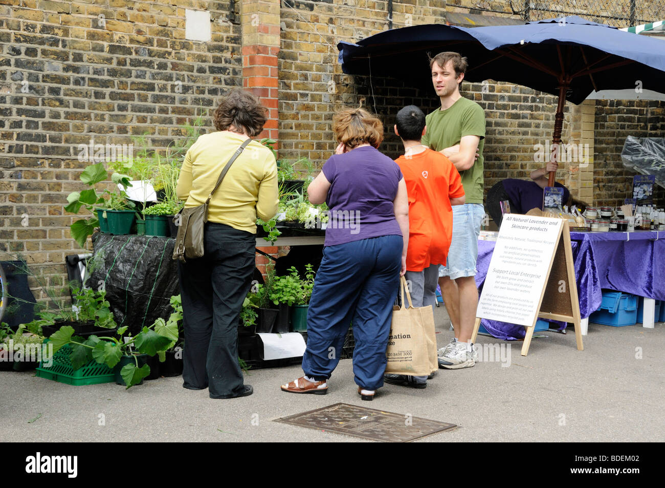 La gente all'erba stalla Church Street, Stoke Newington Farmers Market London Borough of Hackney England UK Foto Stock