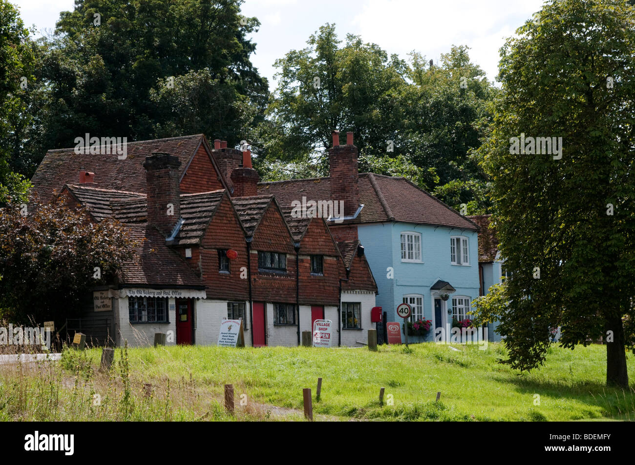 Fila di case nel villaggio di Ockley, Surrey, Regno Unito Foto Stock