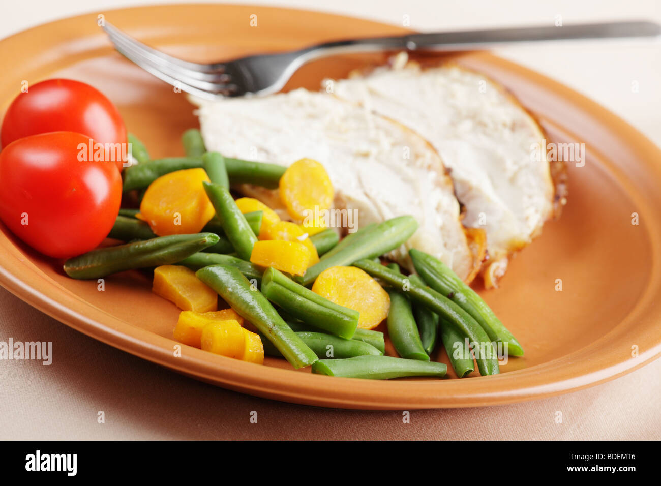 Fette di arrosto di tacchino con verdure closeup Foto Stock