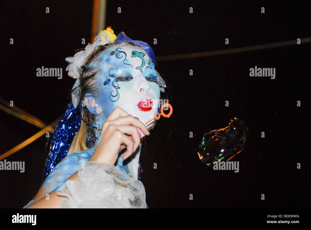 Giovani modello femminile con il make up maschera soffia bolle Foto Stock