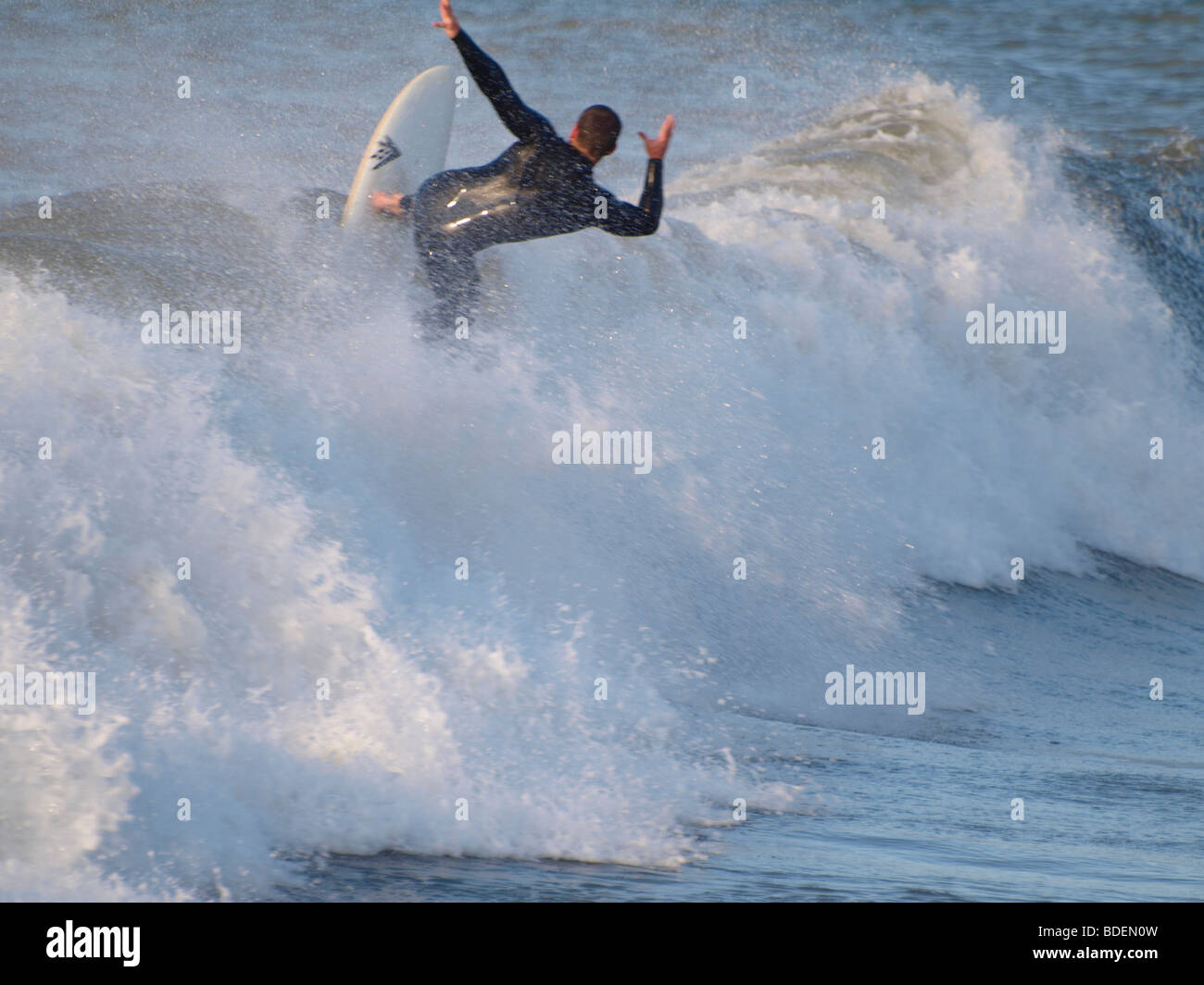 Surfer in azione, Devon, Regno Unito Foto Stock